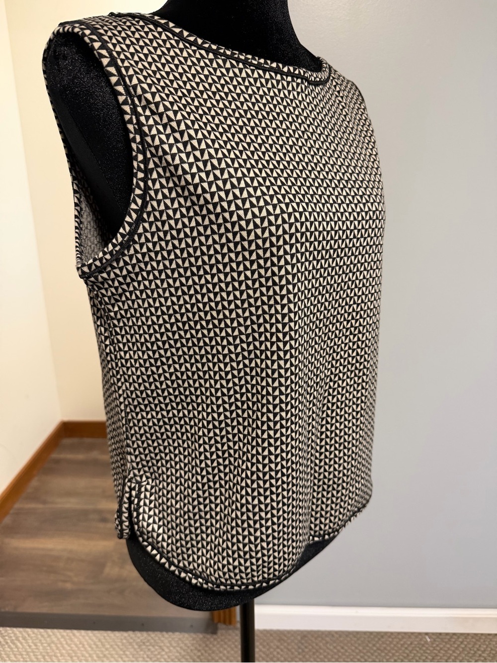 Max Studio London Geometric Print Sleeveless Top XS NWT | Black & Cream